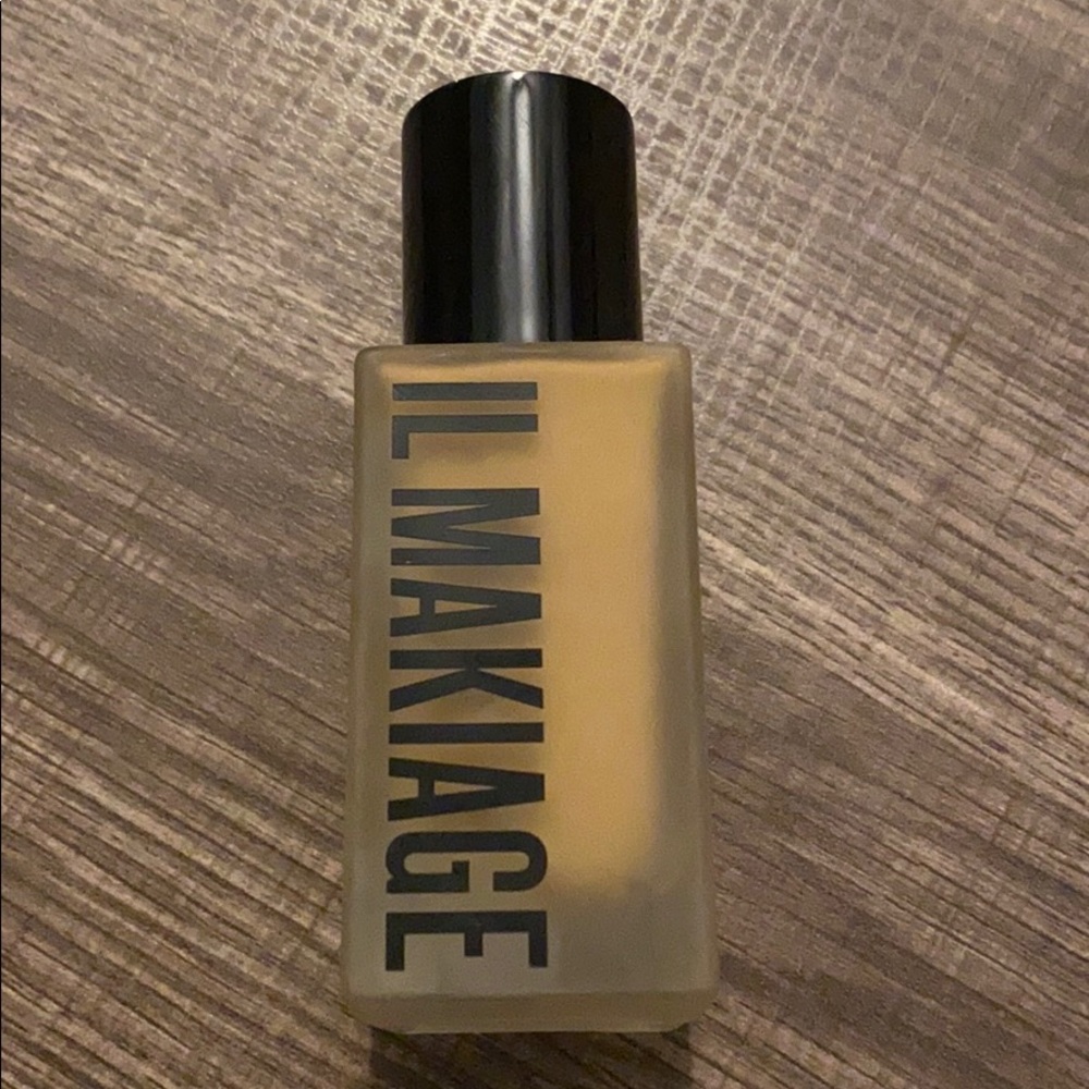 IL Makiage woke up like this foundation